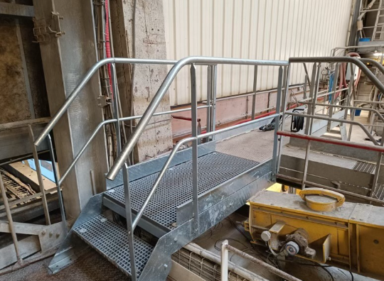 Escalier avec passerelle